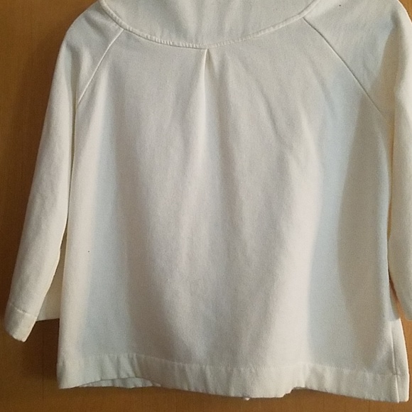 Cape - Picture 3 of 3